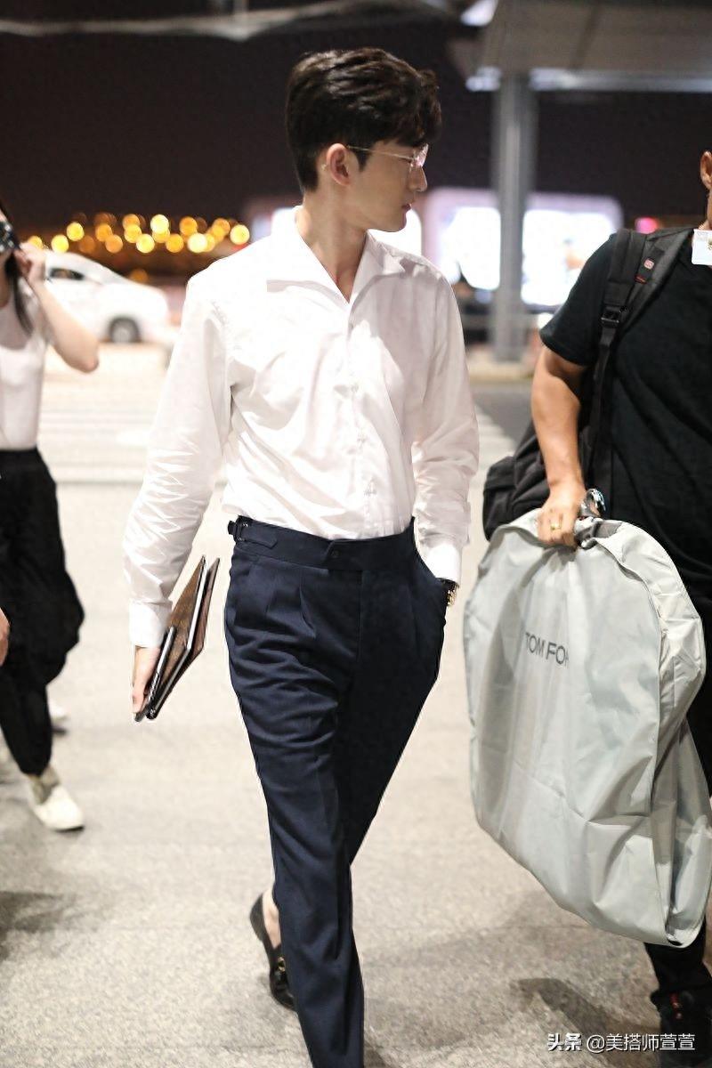 张翰戴金丝边眼镜文艺范十足,单手插兜大步向前十分霸气