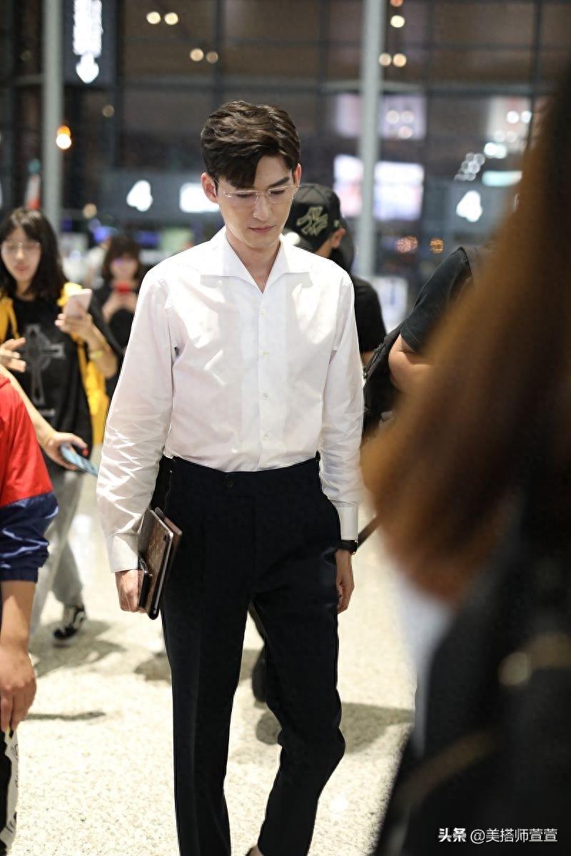 张翰戴金丝边眼镜文艺范十足,单手插兜大步向前十分霸气