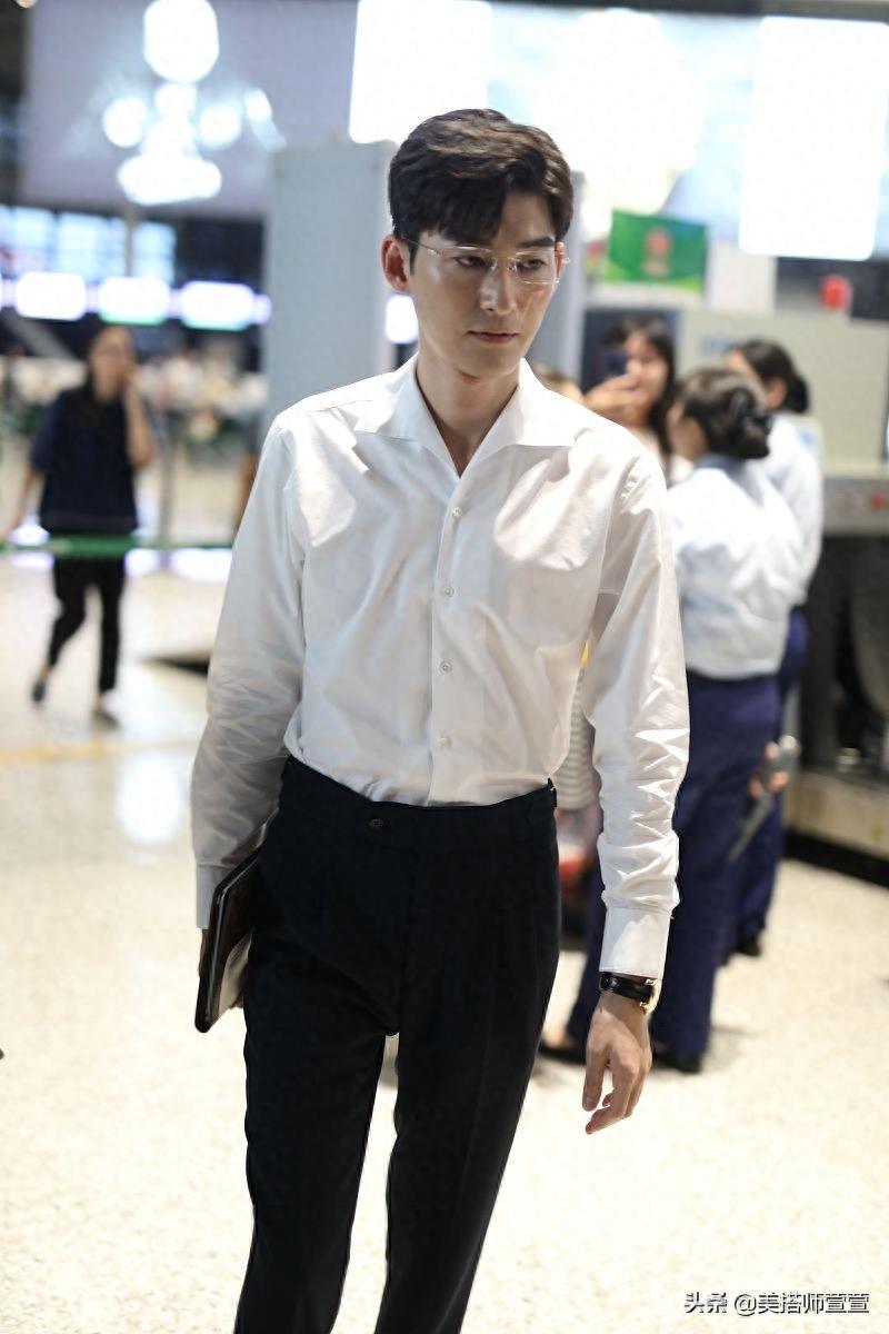 张翰戴金丝边眼镜文艺范十足,单手插兜大步向前十分霸气