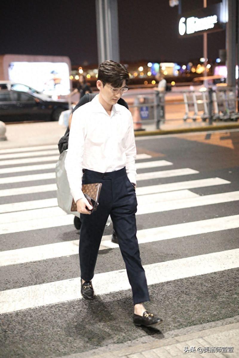 张翰戴金丝边眼镜文艺范十足,单手插兜大步向前十分霸气