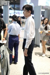 ​张翰戴金丝边眼镜文艺范十足，单手插兜大步向前十分霸气