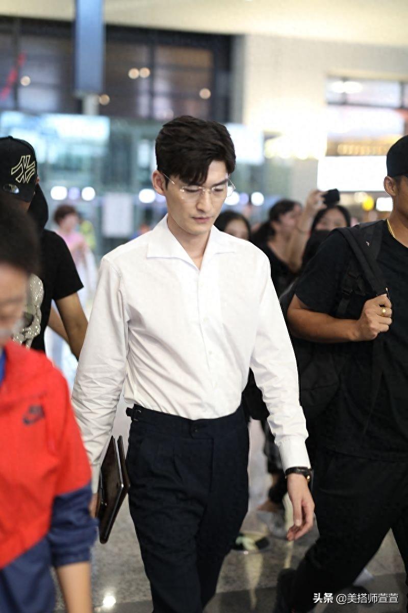 张翰戴金丝边眼镜文艺范十足,单手插兜大步向前十分霸气