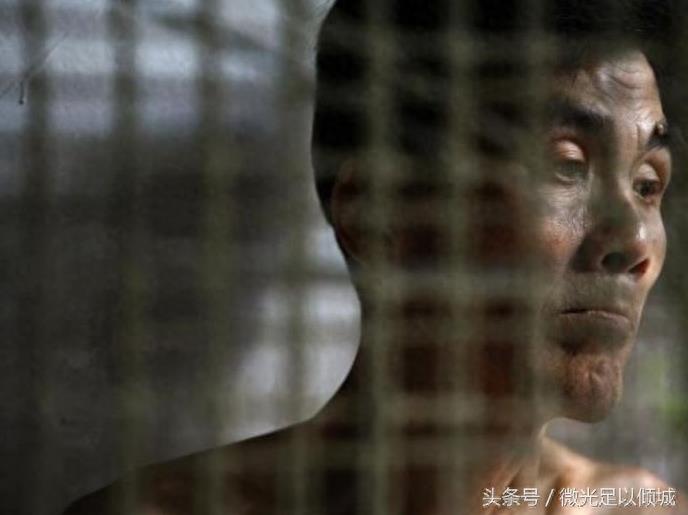 实拍香港笼屋,繁荣背后的“贫民窟”生存状态