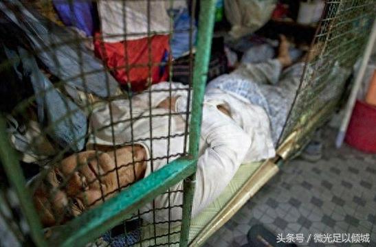 实拍香港笼屋,繁荣背后的“贫民窟”生存状态