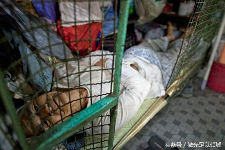 实拍香港笼屋,繁荣背后的“贫民窟”生存状态