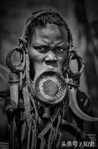 ​实拍非洲的唇盘族，嘴上，耳朵上都戴着厚厚的盘子，竟以大为美