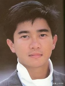 ​他是香港中环三太子之一，豪门千金对他爱而不得……