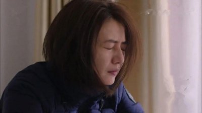 ​高圆圆素颜老态呈现在镜头，脸颊两侧凹下去，但42岁还这么漂亮