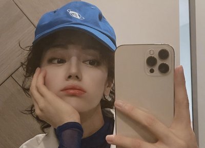 ​迪丽热巴晒绝美自拍，呆萌嘟嘴可爱到“犯规”，不愧是纯欲女神