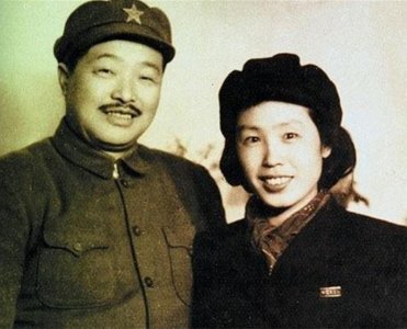 ​2001年，85岁的薛明非要参加贺鹏飞遗体告别仪式，一句话让人泪目