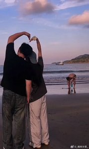 ​张百乔求婚小雪，5年长跑终成正果！网友：这才是真爱！