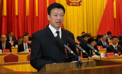 ​4年3次代理市人大常委会主任的副主任，辞职了