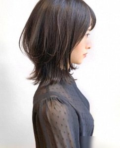 ​40-50岁圆脸女人，短发别乱剪，这几款发型洋气减龄，谁见都夸