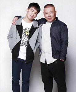 ​郭德纲现状：行走的印钞机，母亲离世父亲多病，为儿子婚恋操心