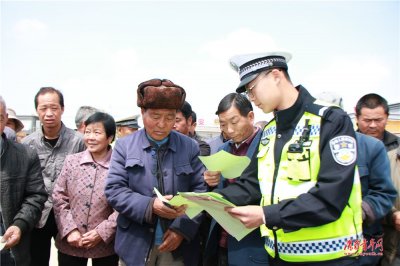​澄城交警吹响五一节前交通安全宣传教育“集结号”