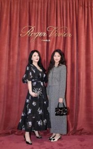 ​李湘晒女儿美照，王诗龄穿着皮衣风格大变，王诗龄和何超莲合影了