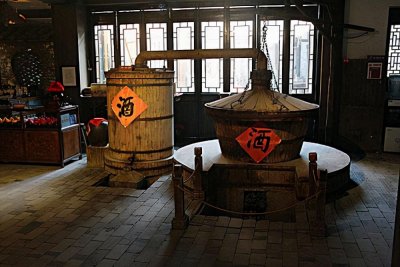 ​“死而复生”？泡在酒中的毒蛇，一年不吃不喝，开盖后竟咬伤人