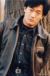 ​56岁的谢东如今为了养家什么活都接，网友：侯耀华你也不帮帮他