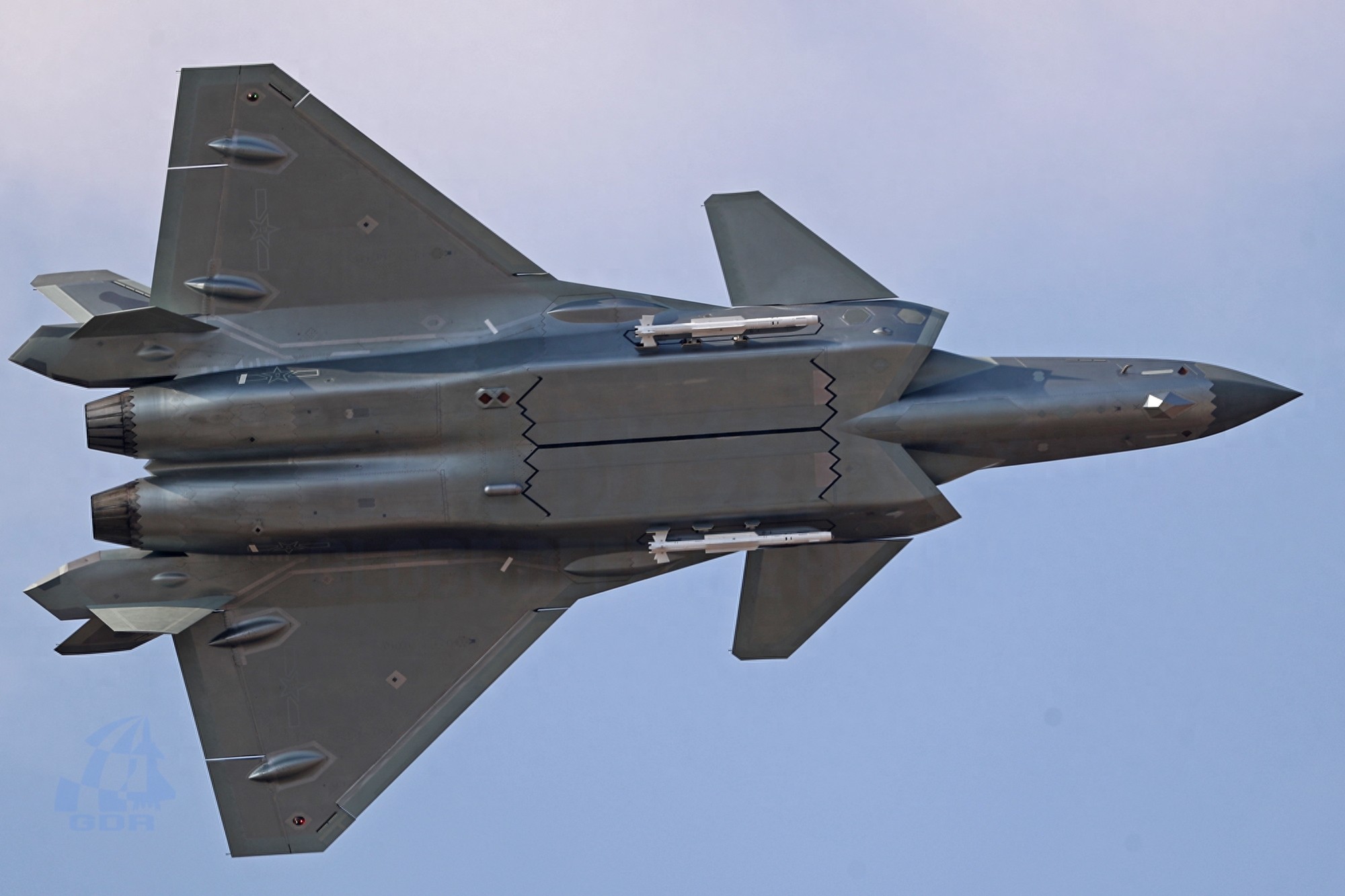 国产威龙战斗机带弹展示，尽显王者风范，犹如银河战舰般威武霸气