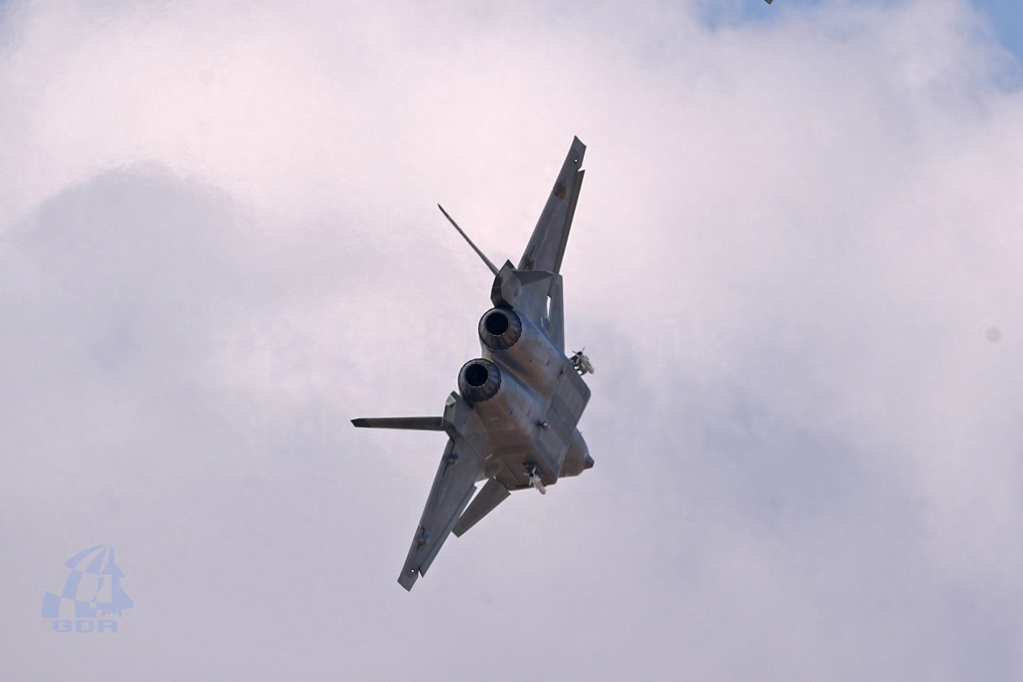 国产威龙战斗机带弹展示，尽显王者风范，犹如银河战舰般威武霸气