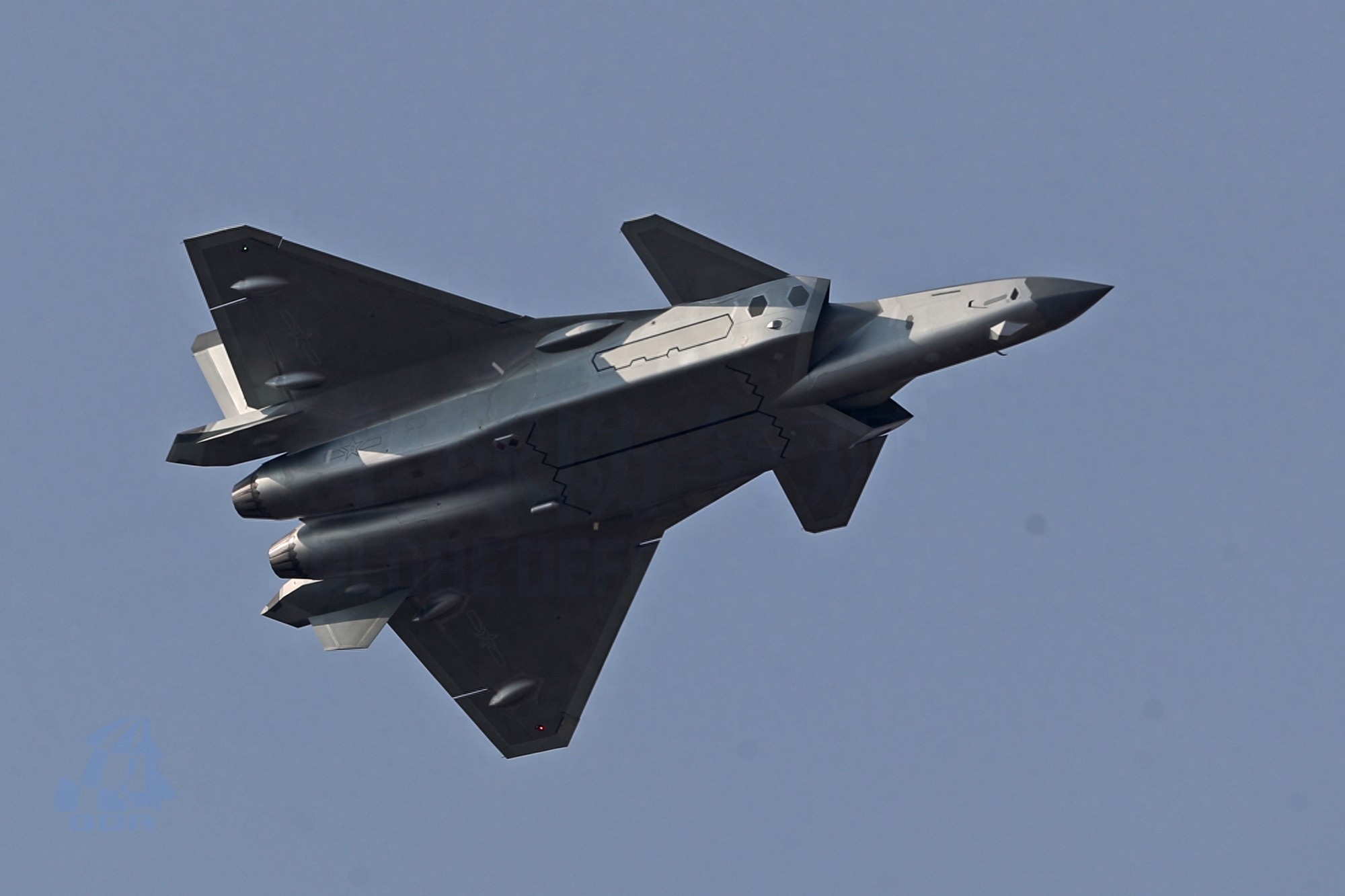 国产威龙战斗机带弹展示，尽显王者风范，犹如银河战舰般威武霸气