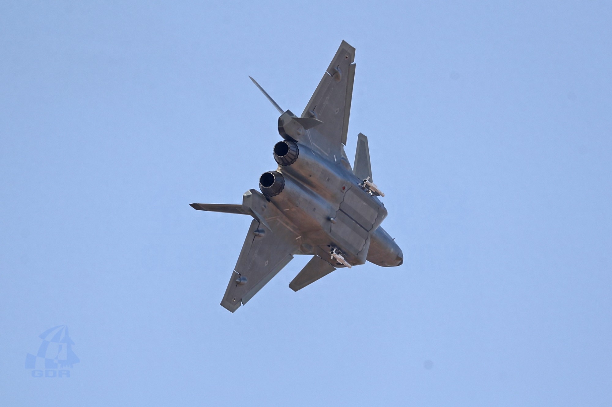 国产威龙战斗机带弹展示，尽显王者风范，犹如银河战舰般威武霸气