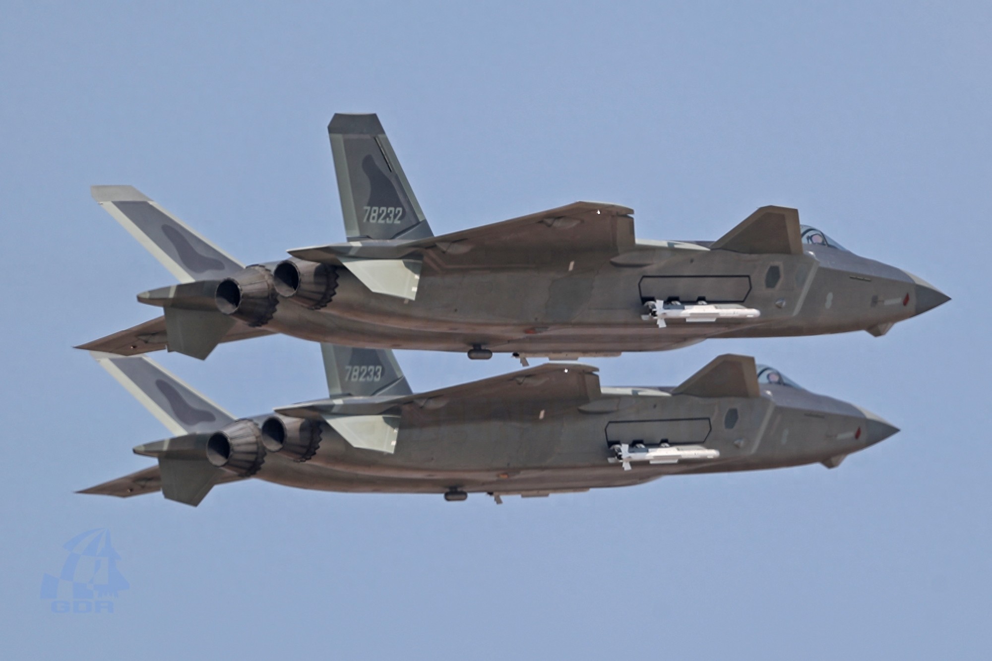 国产威龙战斗机带弹展示，尽显王者风范，犹如银河战舰般威武霸气