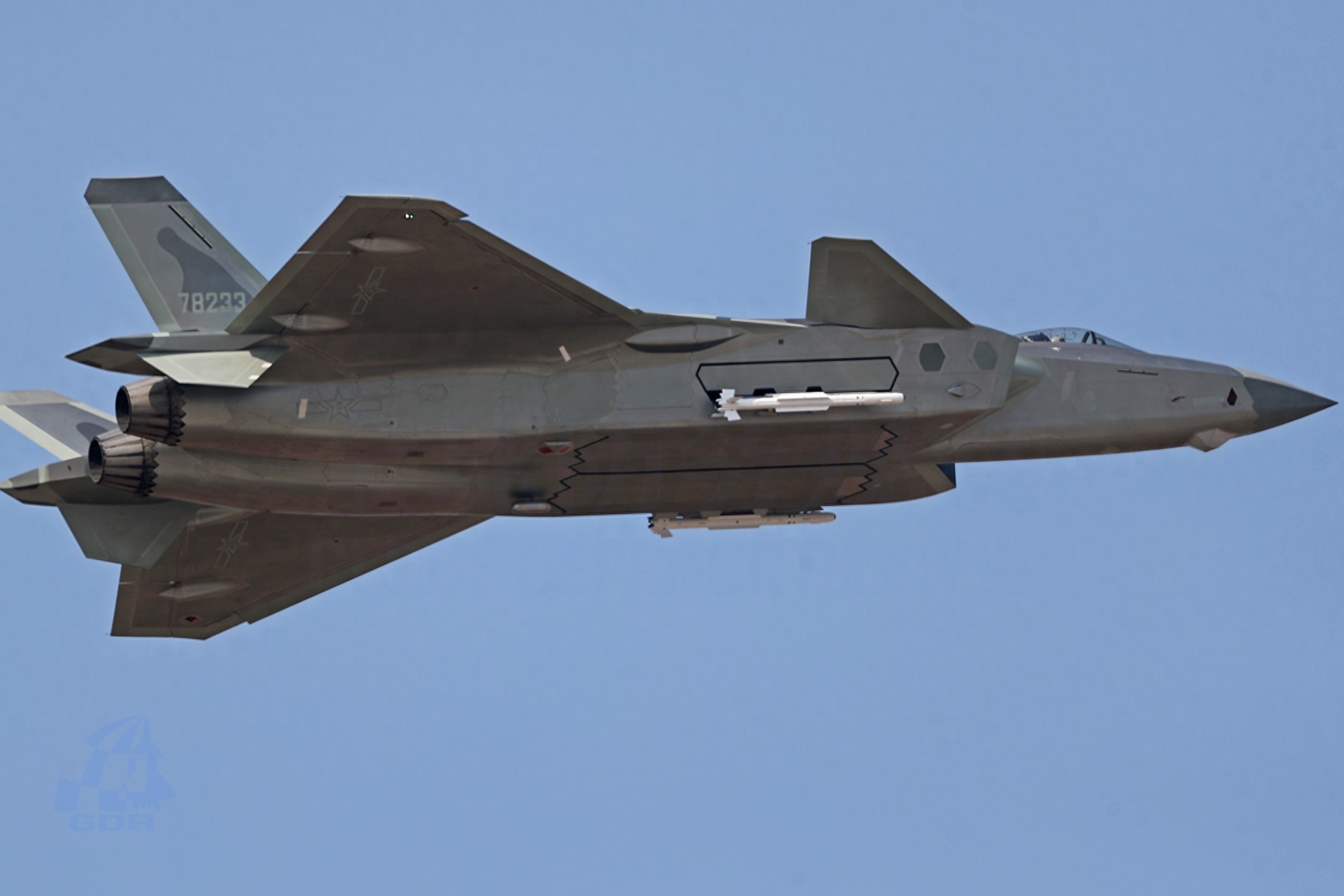 国产威龙战斗机带弹展示，尽显王者风范，犹如银河战舰般威武霸气