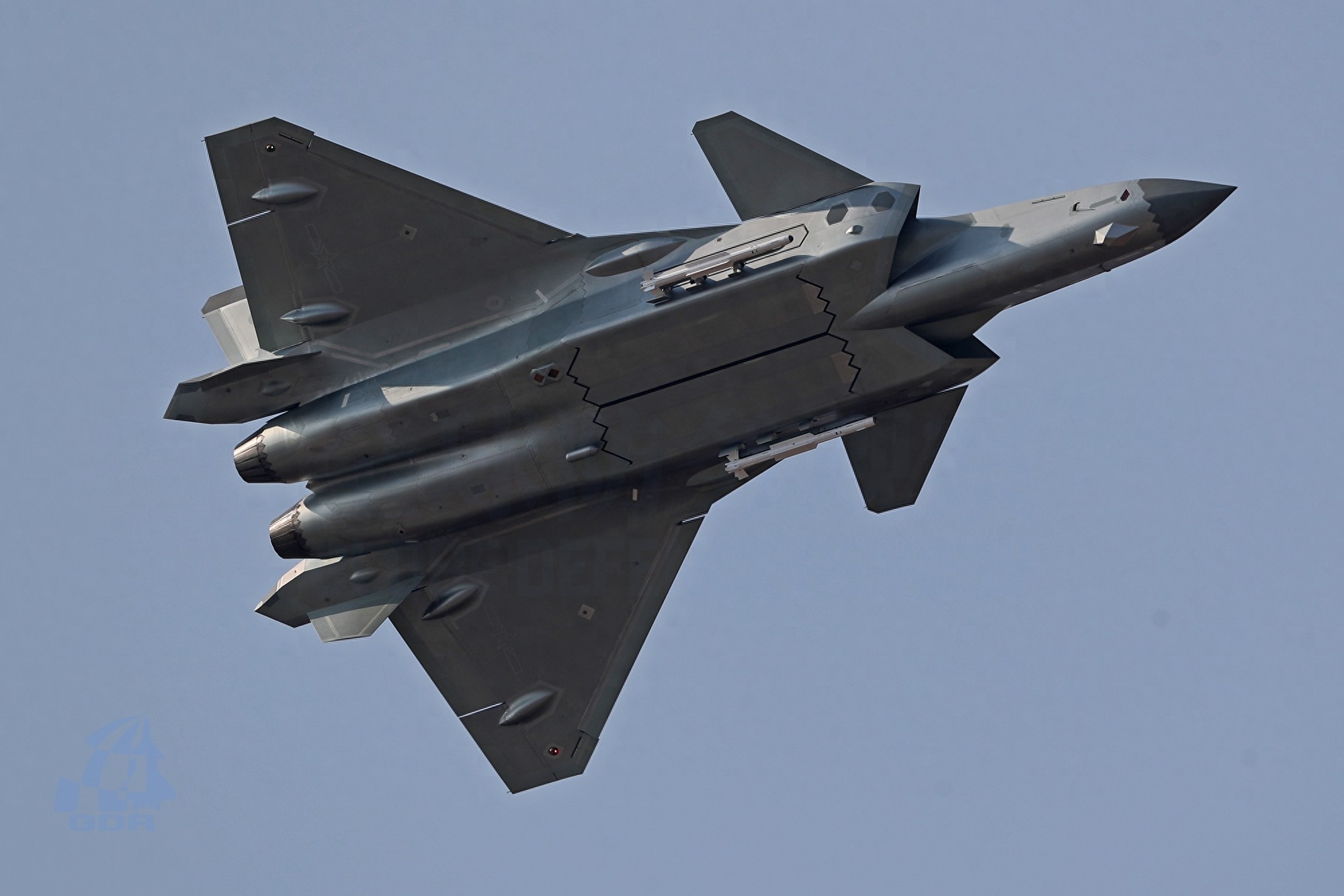 国产威龙战斗机带弹展示，尽显王者风范，犹如银河战舰般威武霸气