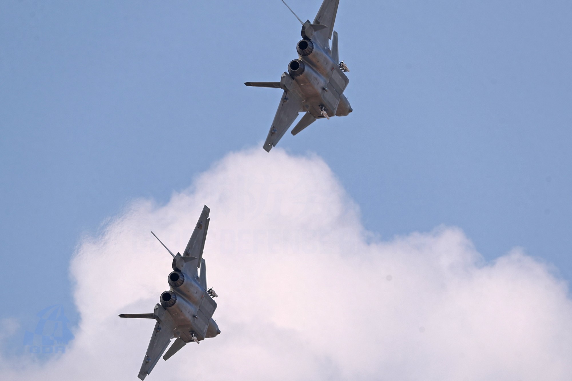 国产威龙战斗机带弹展示，尽显王者风范，犹如银河战舰般威武霸气