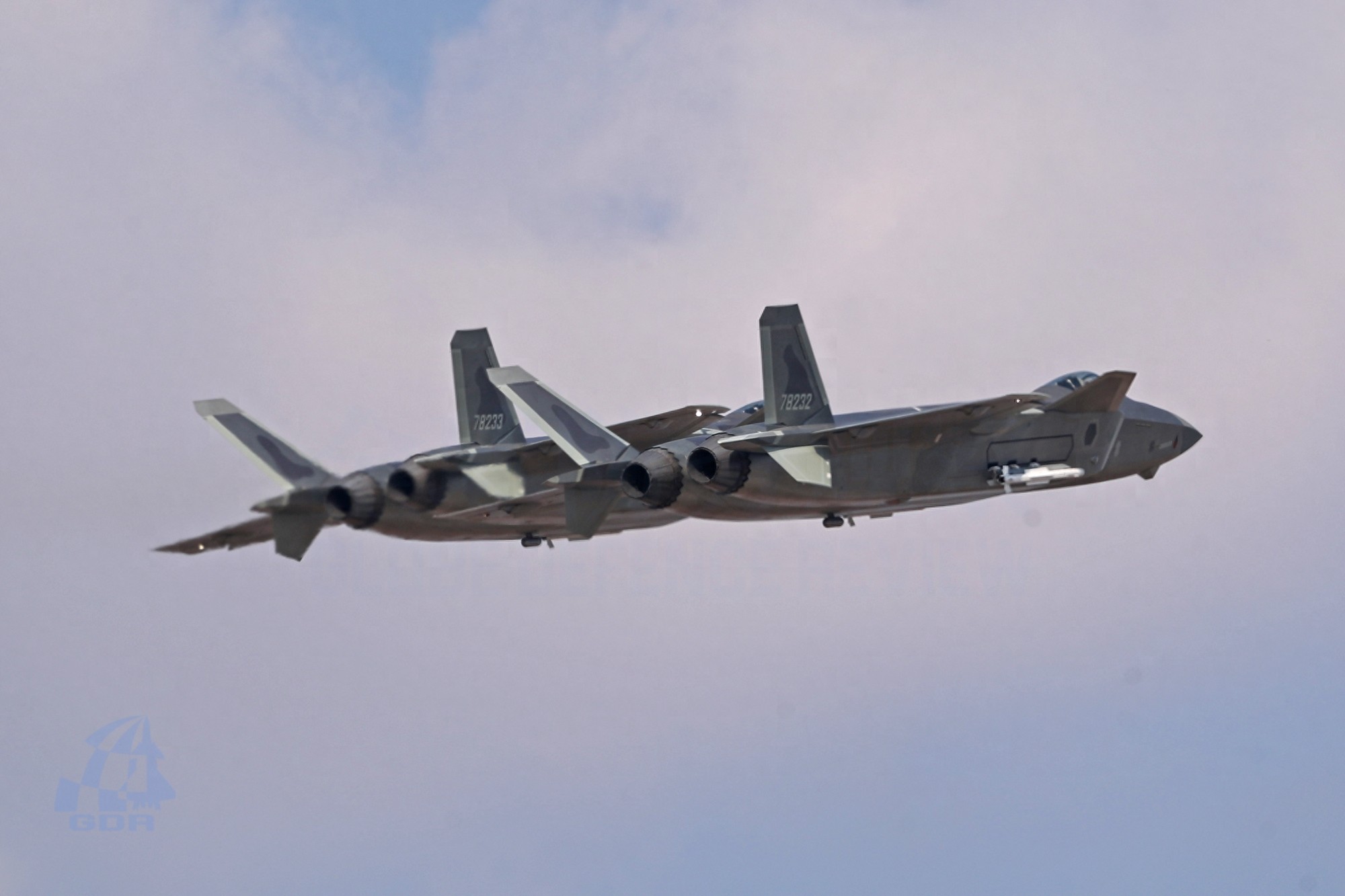 国产威龙战斗机带弹展示，尽显王者风范，犹如银河战舰般威武霸气