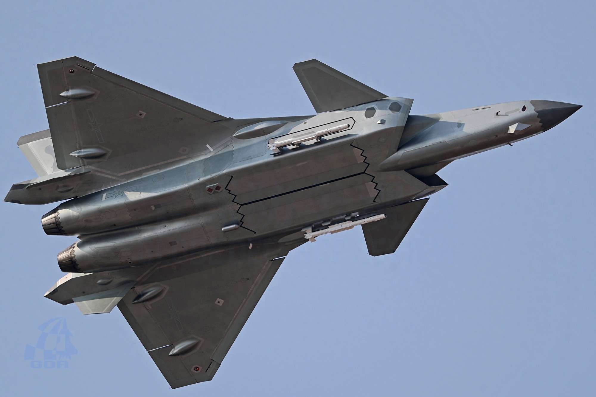 国产威龙战斗机带弹展示，尽显王者风范，犹如银河战舰般威武霸气