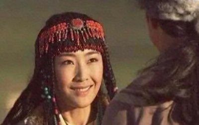 ​阿斯茹：瘫痪丈夫如影随形，阿斯茹的故事暖人心，儿子成她的骄傲