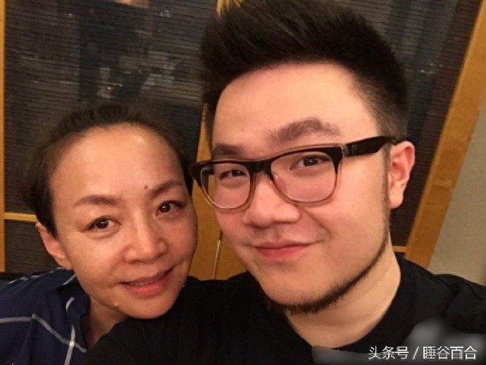 55岁宋丹丹的26岁儿子巴图，长得像父亲英达