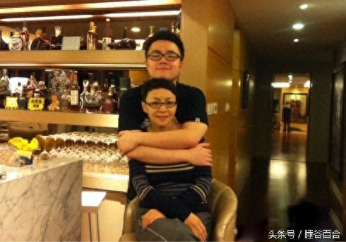 55岁宋丹丹的26岁儿子巴图，长得像父亲英达