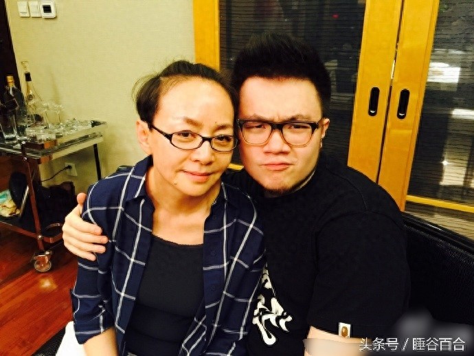 55岁宋丹丹的26岁儿子巴图，长得像父亲英达