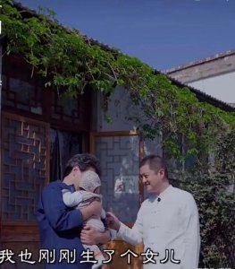 ​李亚鹏妻子海哈金喜身材高挑，产后依旧迷人，两人生活十分甜蜜