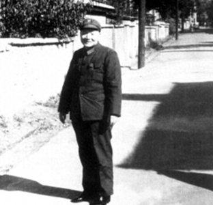 ​1991年，孔从洲因病逝世后，迟浩田亲自赶来家中，下达了一条指示