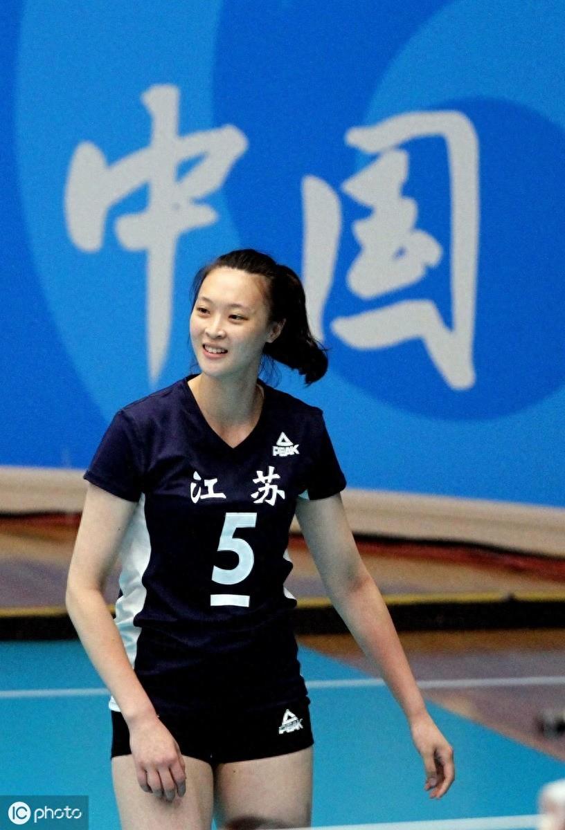 惠若琪退役原因曝光，含泪告别女排退居场外，网友：为你骄傲