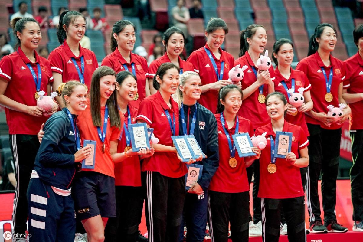 惠若琪退役原因曝光，含泪告别女排退居场外，网友：为你骄傲