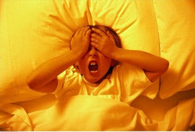 ​儿子16岁还和妈妈睡一个被窝，半夜妈妈突然惊醒，儿子也红了脸！