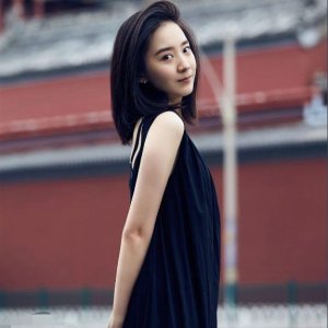 ​有一种认真思考的灵魂叫朱颜曼滋，姣好的容貌、纤瘦的身材