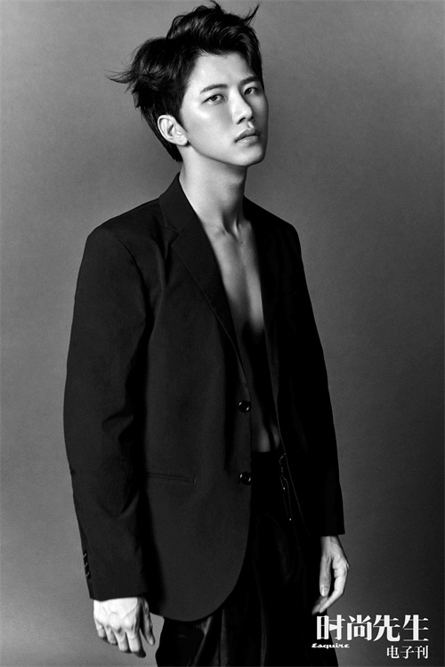 陆思恒一改鲜肉路线,复古摩登造型致敬经典,腹肌霸屏