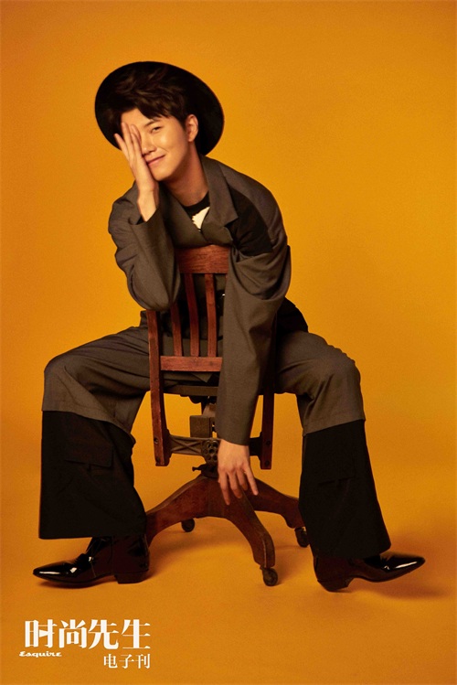 陆思恒一改鲜肉路线,复古摩登造型致敬经典,腹肌霸屏