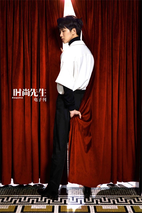 陆思恒一改鲜肉路线,复古摩登造型致敬经典,腹肌霸屏