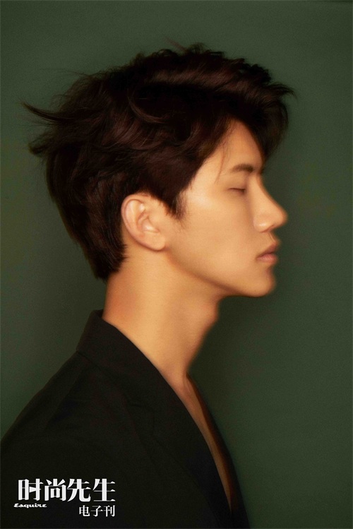 陆思恒一改鲜肉路线,复古摩登造型致敬经典,腹肌霸屏