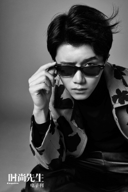 陆思恒一改鲜肉路线,复古摩登造型致敬经典,腹肌霸屏