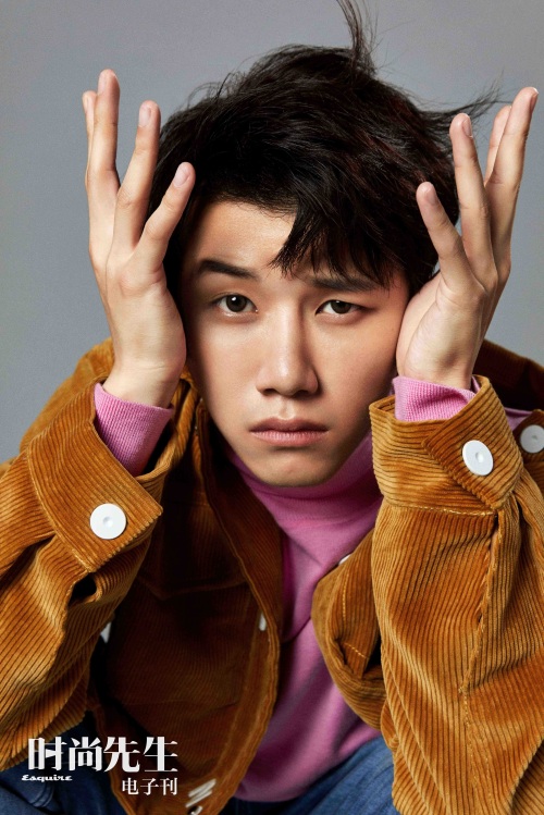 陆思恒一改鲜肉路线,复古摩登造型致敬经典,腹肌霸屏