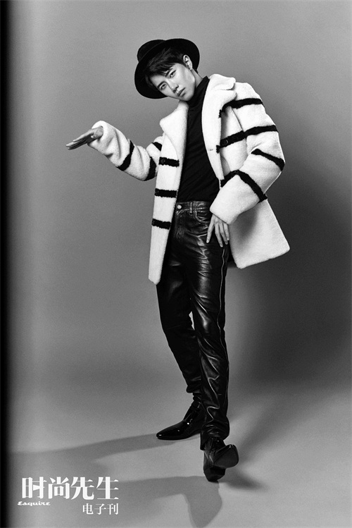 陆思恒一改鲜肉路线,复古摩登造型致敬经典,腹肌霸屏