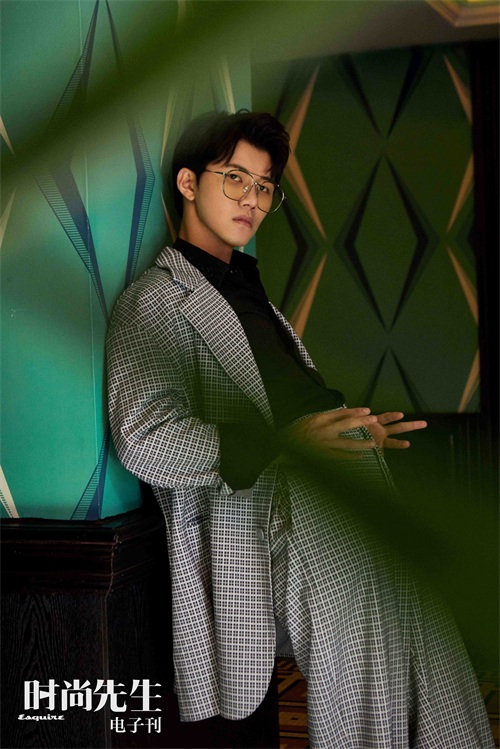 陆思恒一改鲜肉路线,复古摩登造型致敬经典,腹肌霸屏